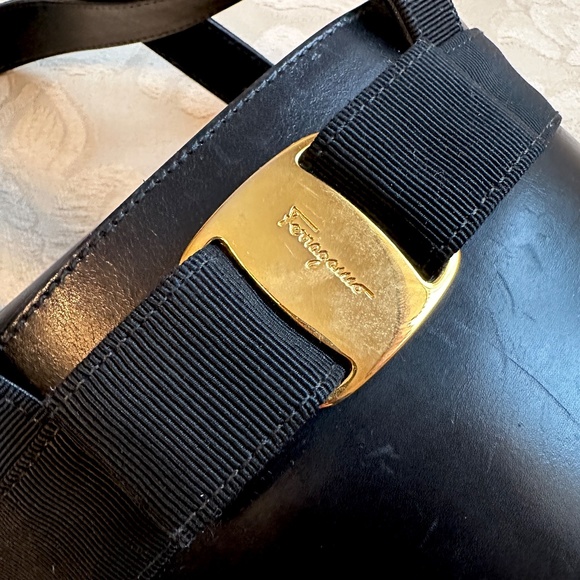 Salvatore Ferragamo black leather bucket bag - Picture 7 of 16